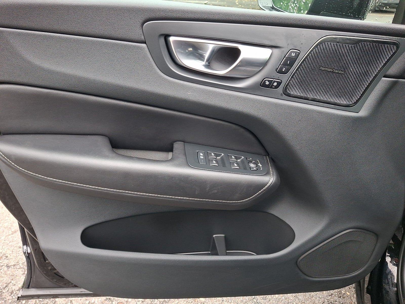 2023 Volvo XC60 B5 Ultimate Dark Theme
