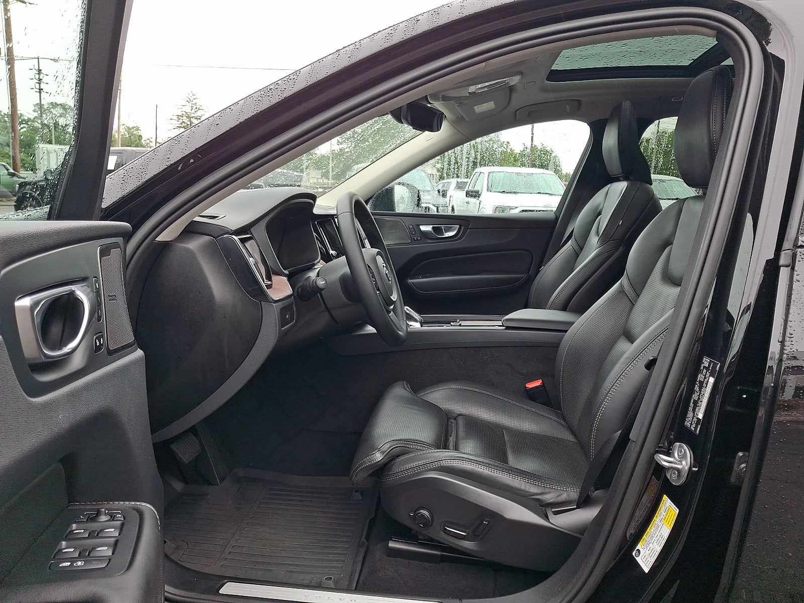 2023 Volvo XC60 B5 Ultimate Dark Theme