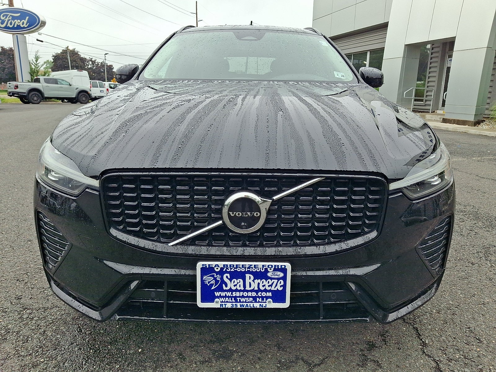 2023 Volvo XC60 B5 Ultimate Dark Theme