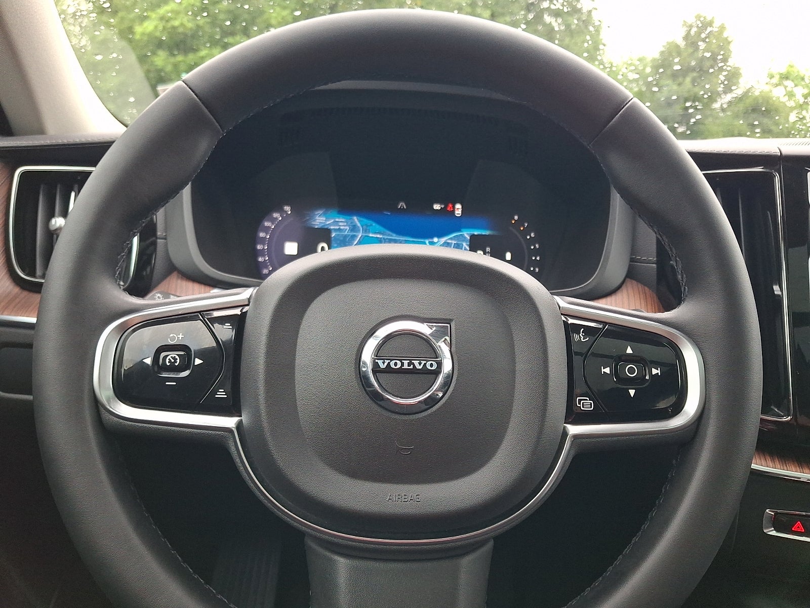 2023 Volvo XC60 B5 Ultimate Dark Theme