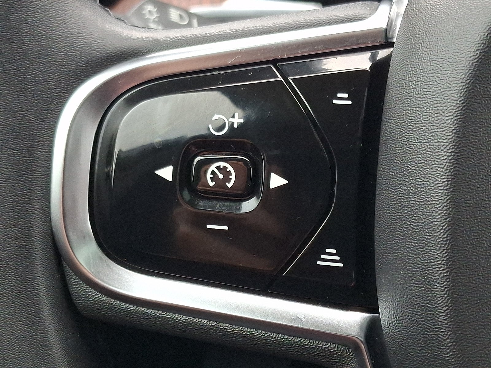 2023 Volvo XC60 B5 Ultimate Dark Theme