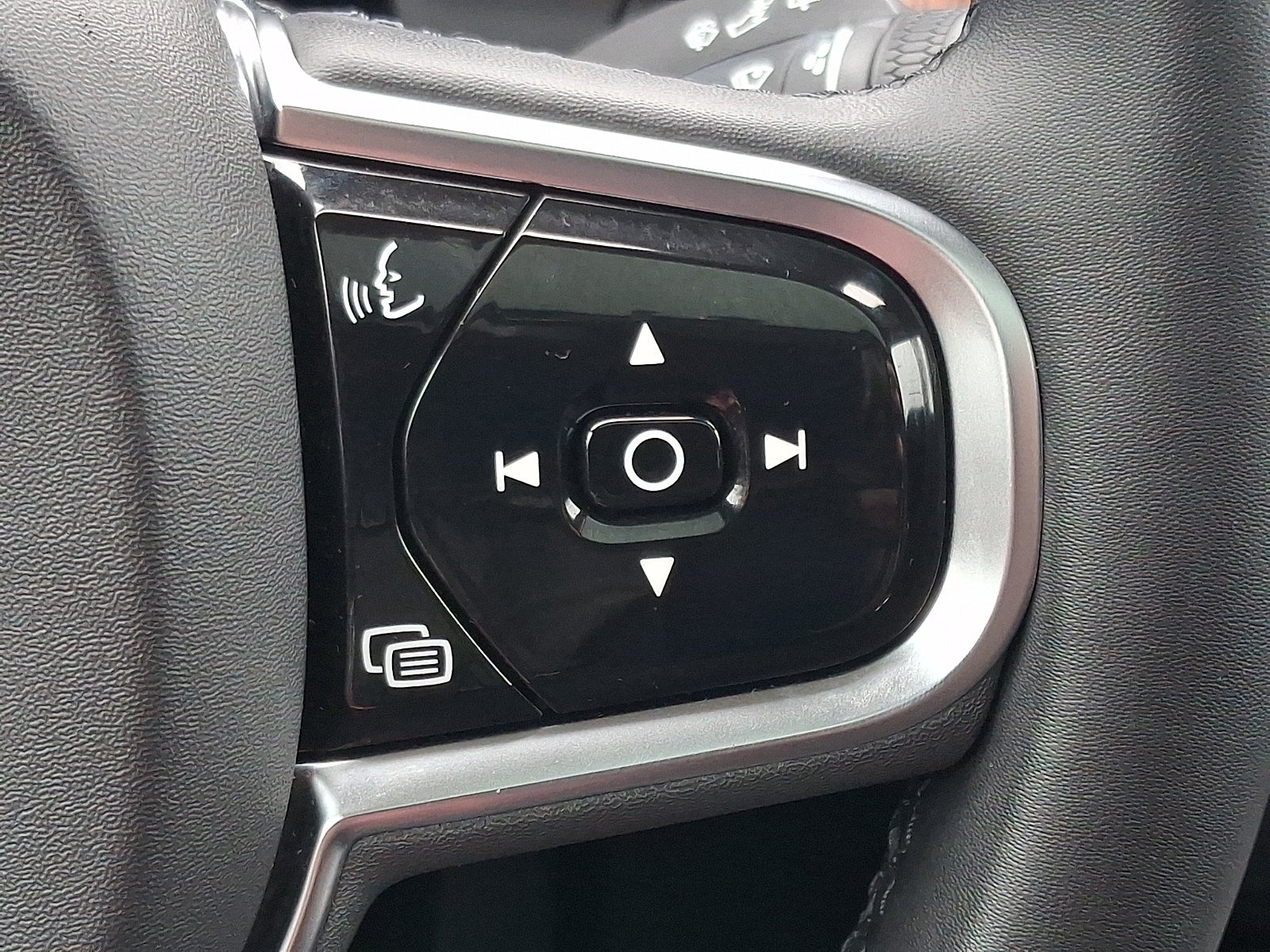 2023 Volvo XC60 B5 Ultimate Dark Theme