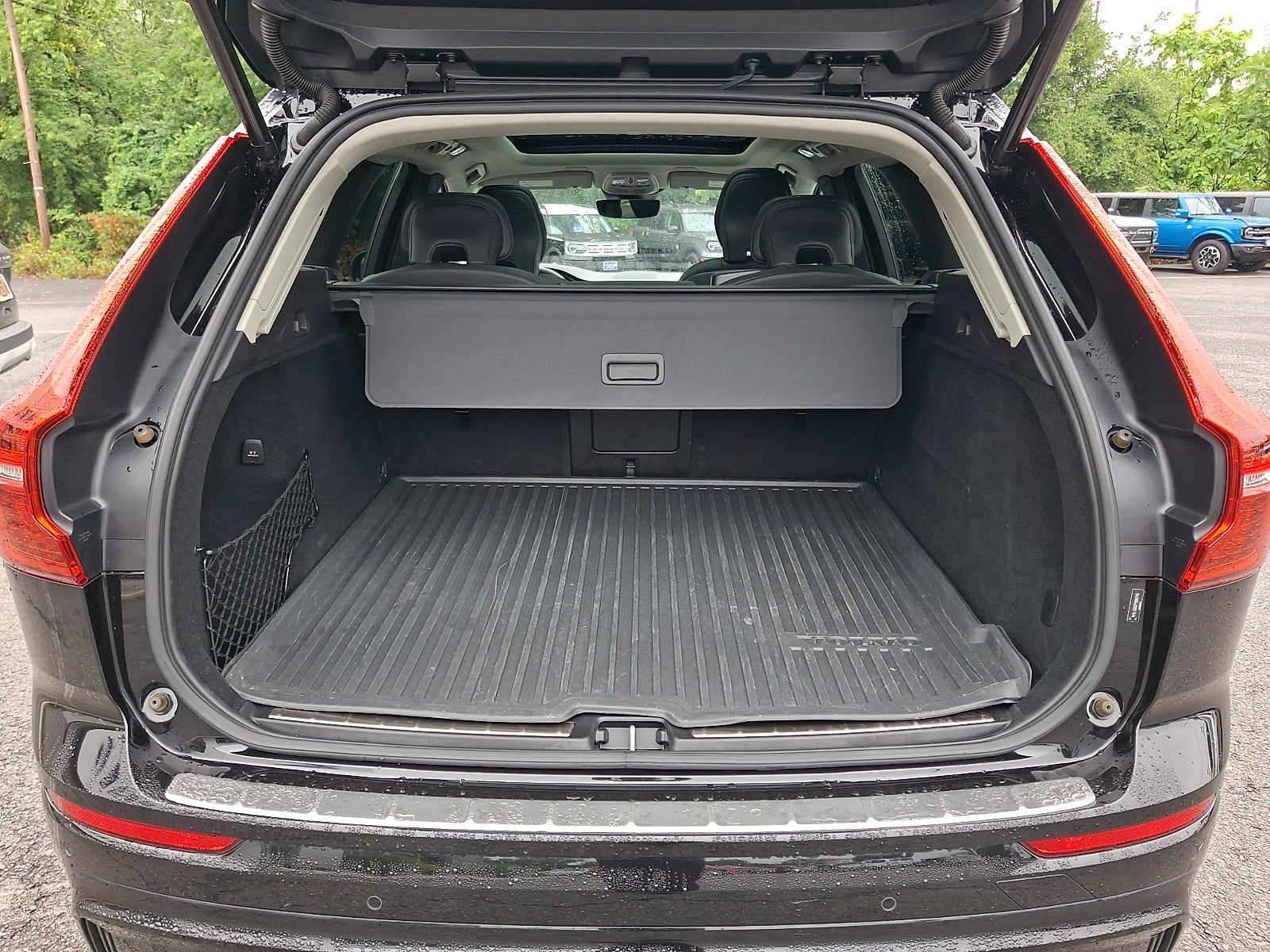 2023 Volvo XC60 B5 Ultimate Dark Theme
