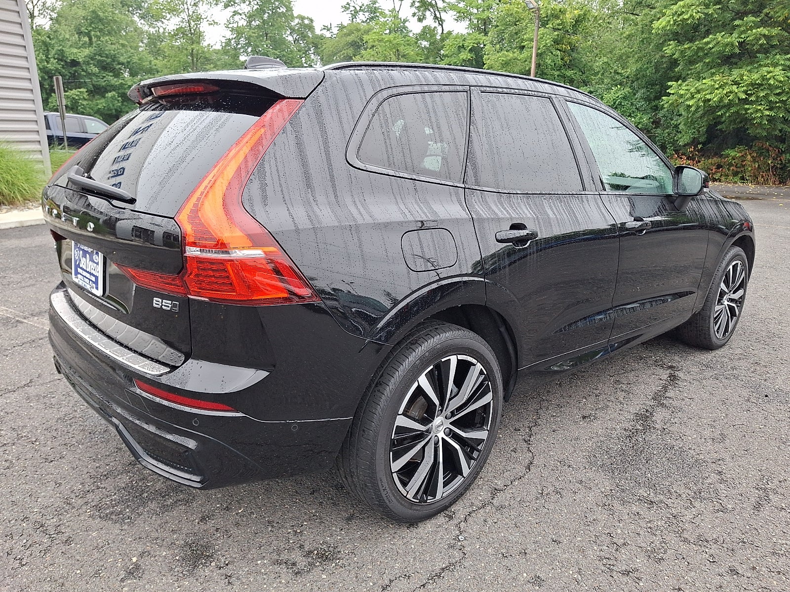 2023 Volvo XC60 B5 Ultimate Dark Theme