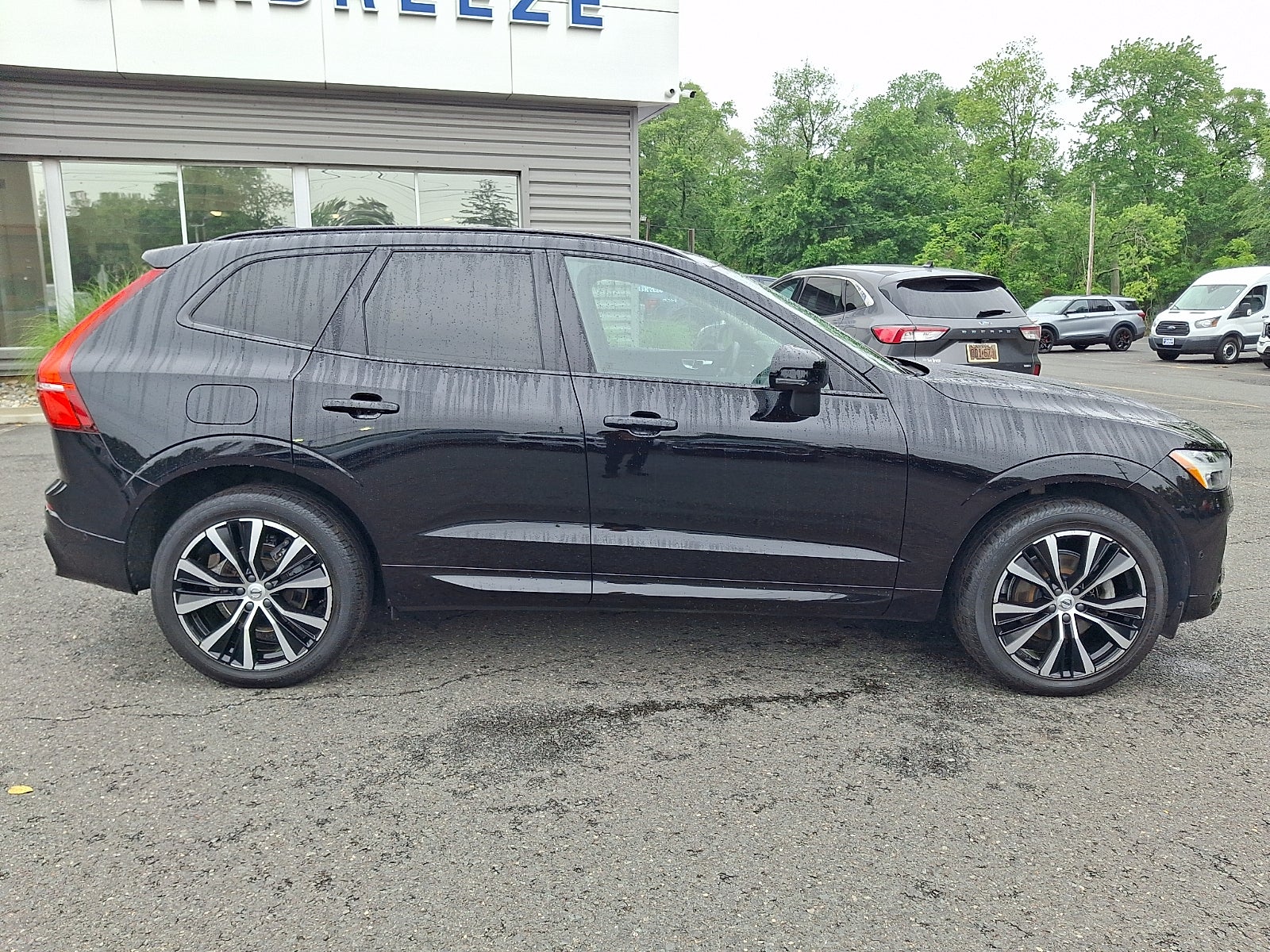 2023 Volvo XC60 B5 Ultimate Dark Theme